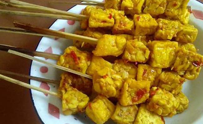 Sate Tofu, Tempe servidos con salsa de cachuete